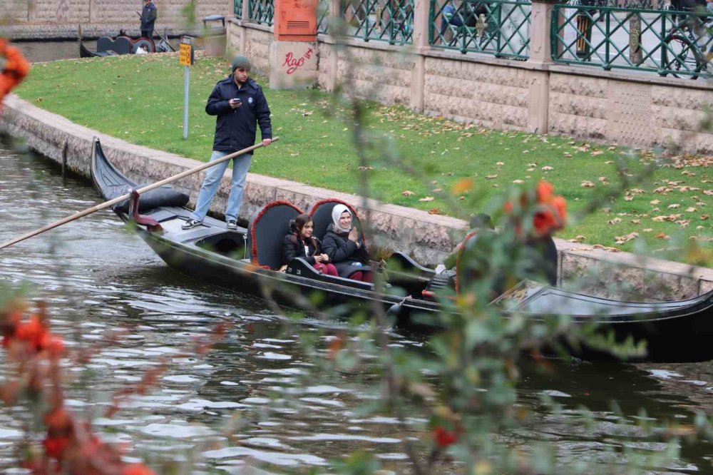 Soğuk Havaya Rağmen Gondol Keyfi Yaptılar