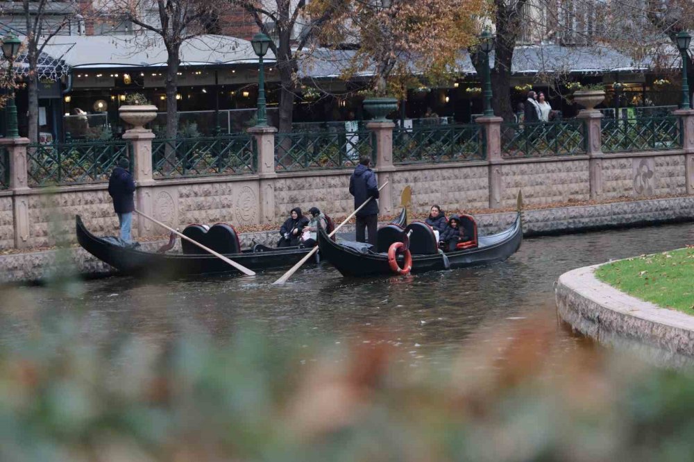 Soğuk Havaya Rağmen Gondol Keyfi Yaptılar