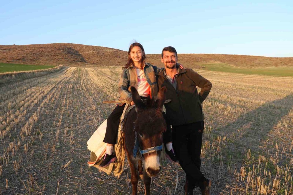 Küçük Kız Baba Mesleği Çobanlığı Devam Ettiriyor