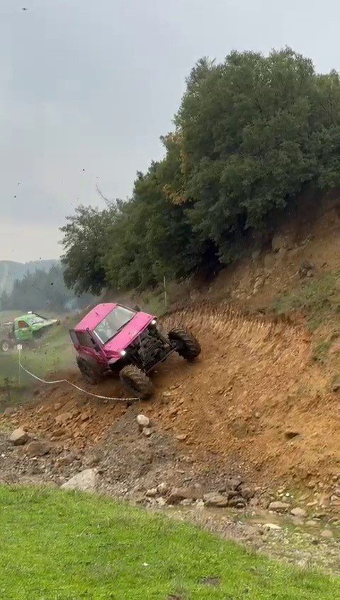 Off-road Yarışında Kontrolden Çıkan Araç Takla Attı