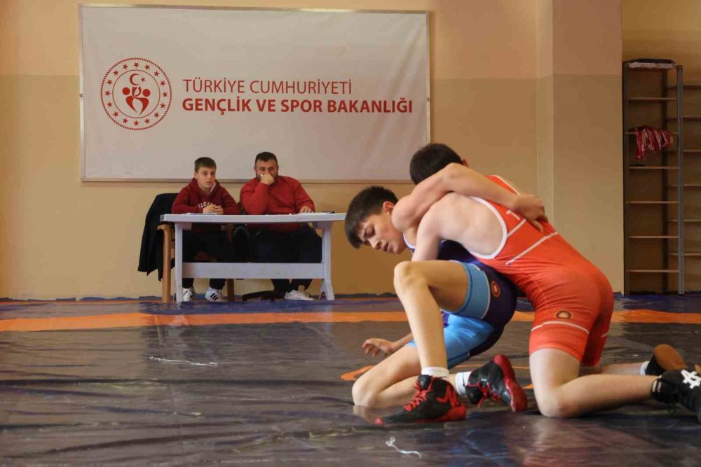 Güreşte Gençlerden Yoğun Mücadele