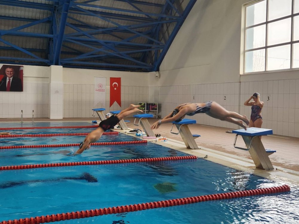Güreşte Gençlerden Yoğun Mücadele
