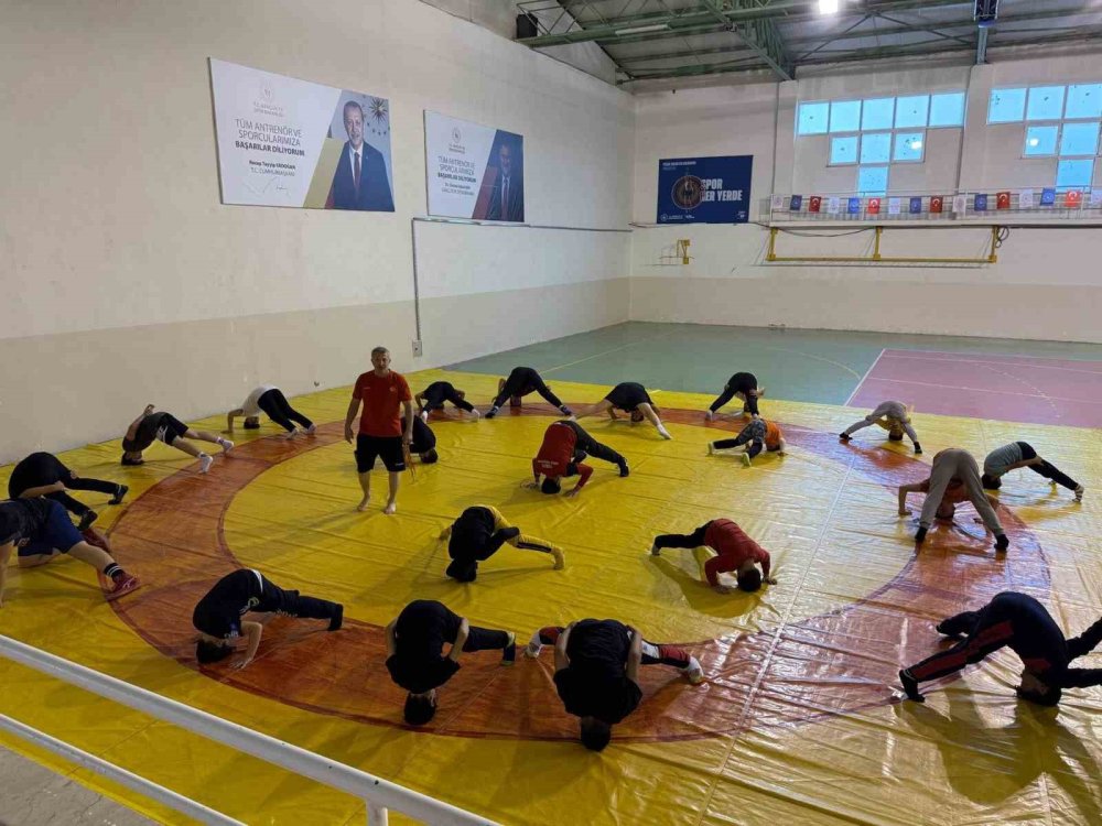 Güreşte Gençlerden Yoğun Mücadele