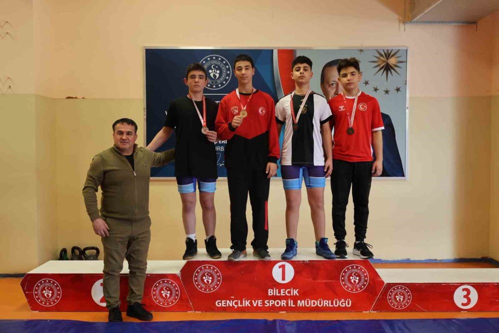 Güreşte Gençlerden Yoğun Mücadele