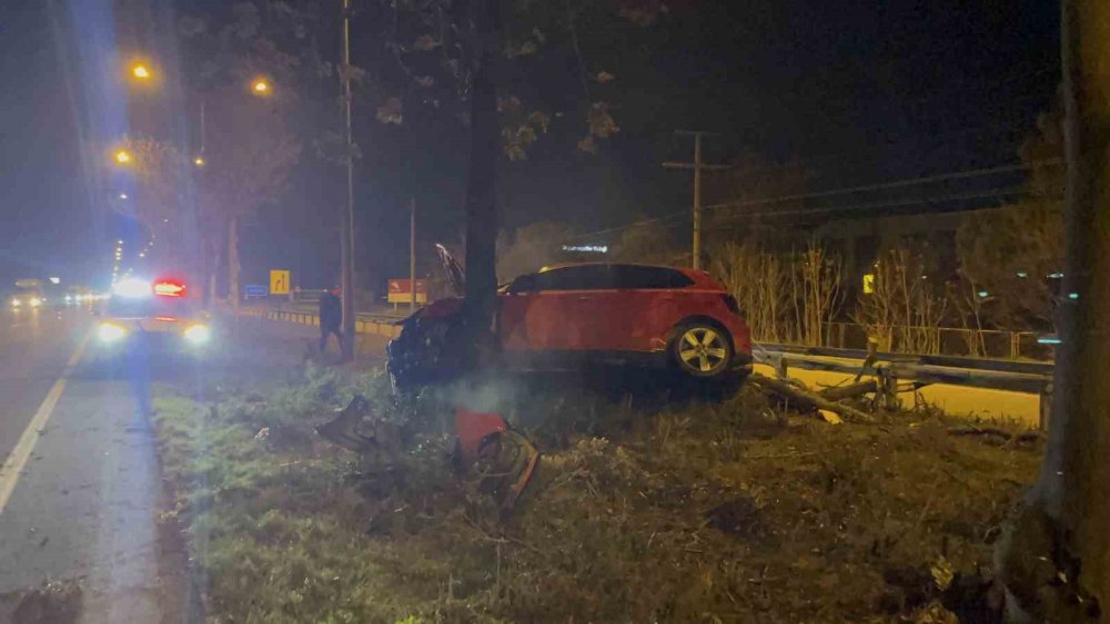 Kontrolden Çıkan Araç Ağacın Üzerine Çıktı: 1 Ağır Yaralı