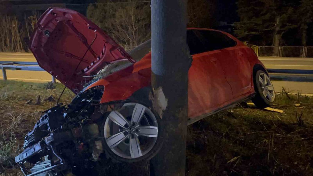 Kontrolden Çıkan Araç Ağacın Üzerine Çıktı: 1 Ağır Yaralı