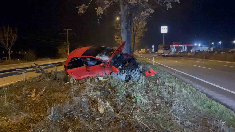 Kontrolden Çıkan Araç Ağacın Üzerine Çıktı: 1 Ağır Yaralı