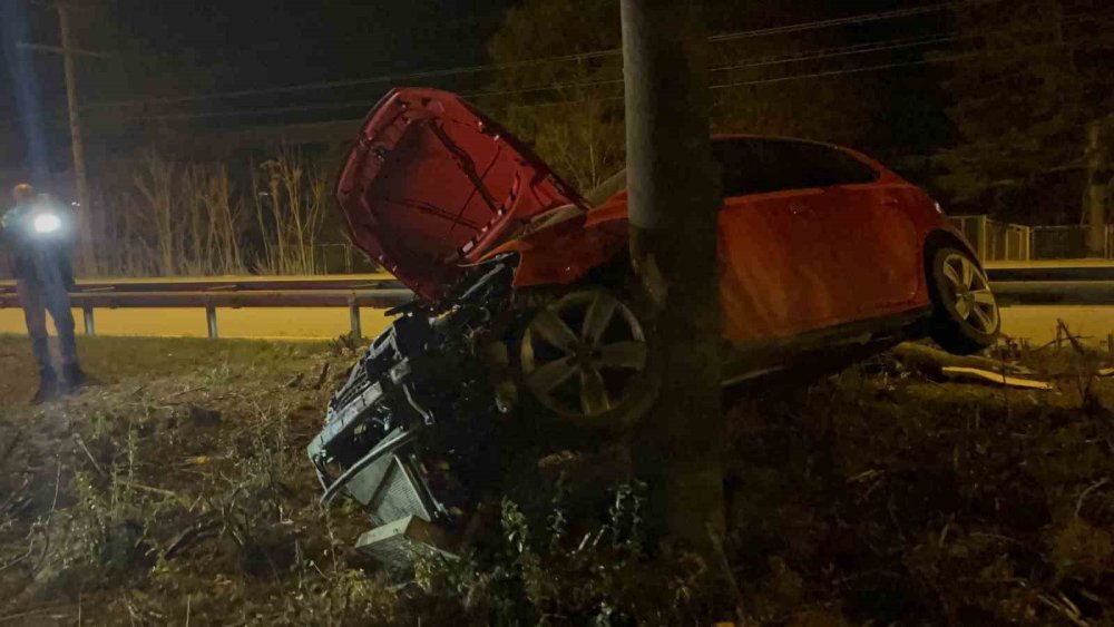 Kontrolden Çıkan Araç Ağacın Üzerine Çıktı: 1 Ağır Yaralı