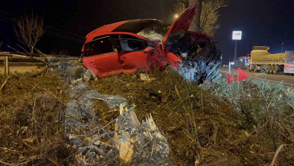 Kontrolden Çıkan Araç Ağacın Üzerine Çıktı: 1 Ağır Yaralı