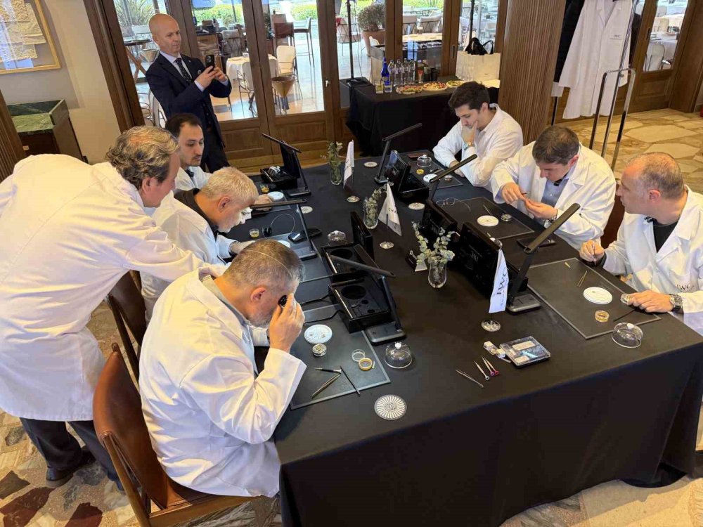 Milyonluk İsviçre Saatlerini Parçalayıp Topladılar