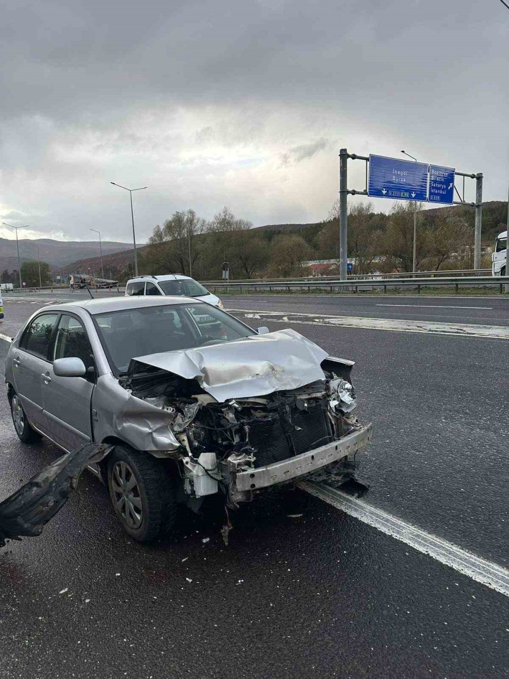 Otomobil Beton Bariyerlere Çarptı 2 Kişi Yaralandı