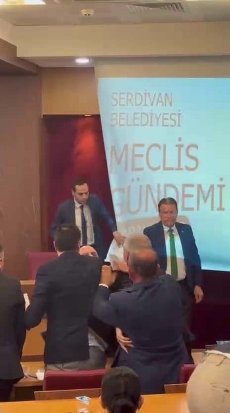 Üniversitelilerin İzlediği Meclis Toplantısında Arbede