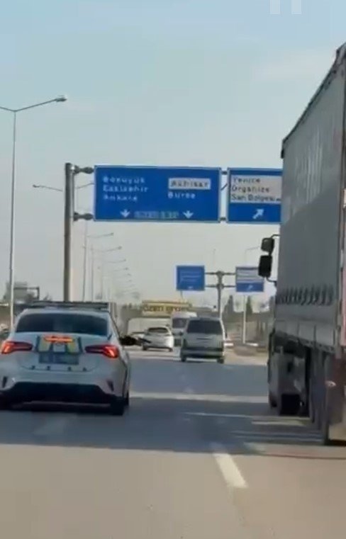 'Dur' İhtarına Uymayan Tır Şoförünü Silah Doğrultup Durdurdular