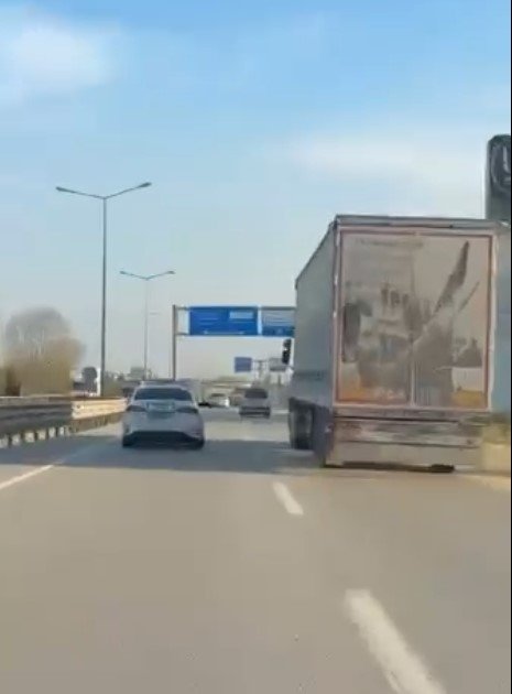 'Dur' İhtarına Uymayan Tır Şoförünü Silah Doğrultup Durdurdular