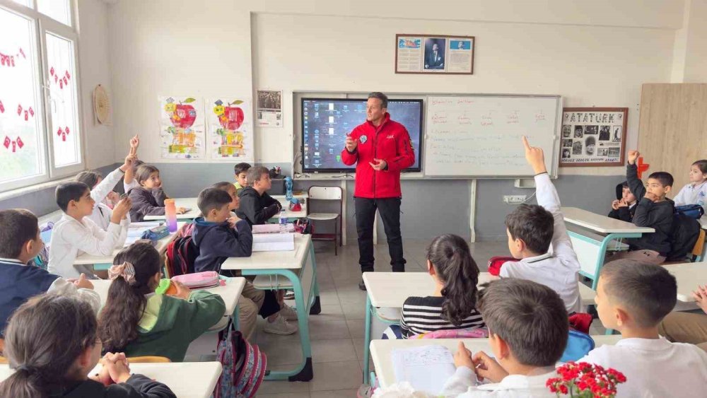 Jak’tan Öğrencilere "Deprem Farkındalık Eğitimi"