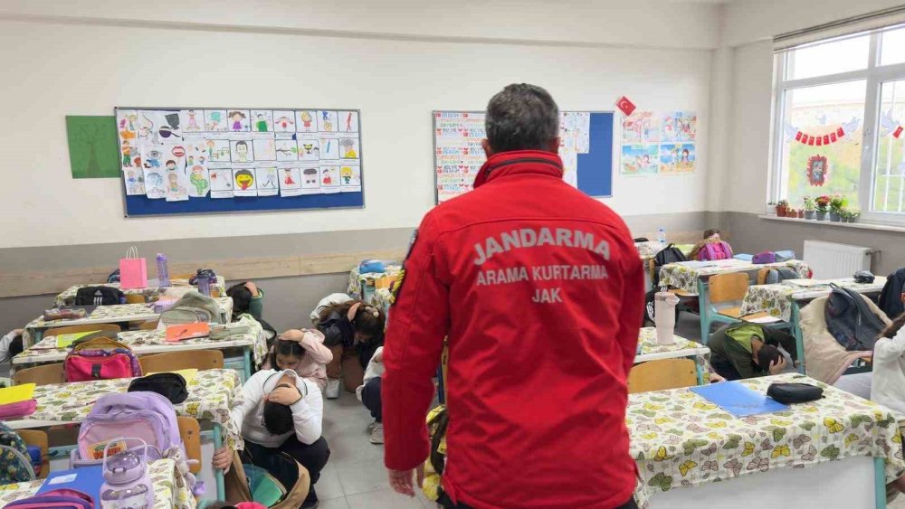 Jak’tan Öğrencilere "Deprem Farkındalık Eğitimi"