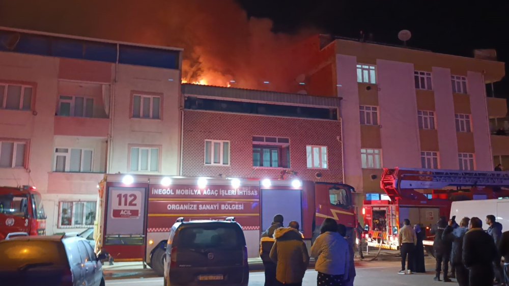 İki Katlı Evin Çatısında Çıkan Yangın Paniğe Neden Oldu