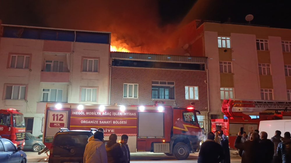 İki Katlı Evin Çatısında Çıkan Yangın Paniğe Neden Oldu