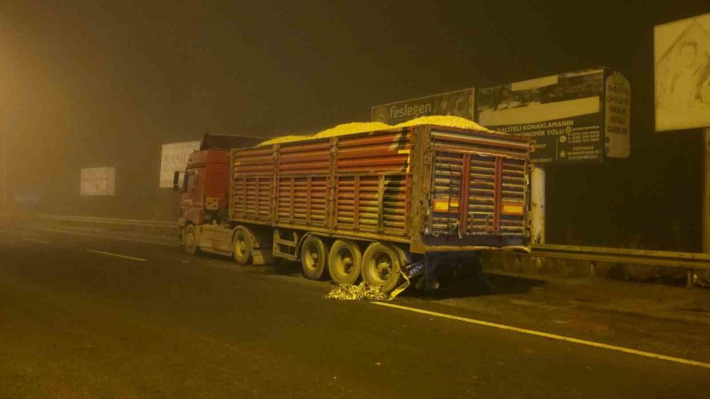 Tıra Arkadan Çarpan Otomobildeki 4 Kişi Hayatını Kaybetti