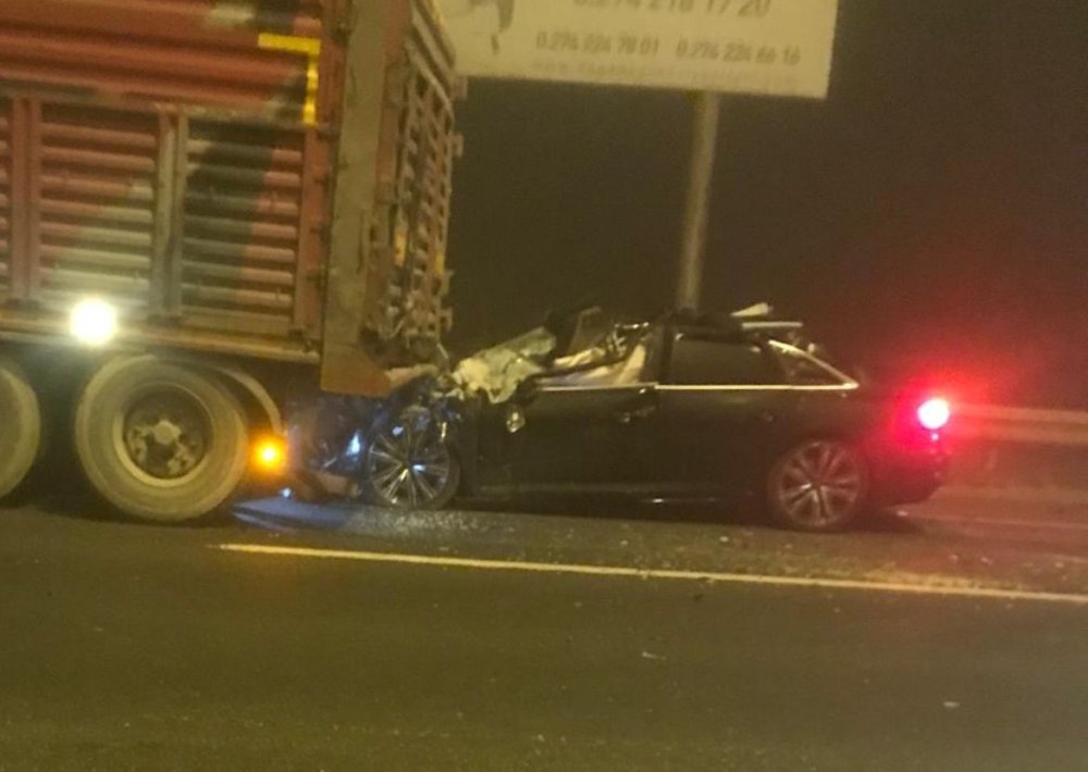 Tıra Arkadan Çarpan Otomobildeki 4 Kişi Hayatını Kaybetti