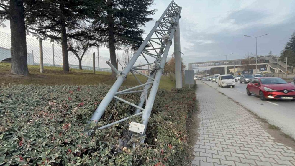 Damperi Açık Tır Pts Direğini Devirdi, Facia Kıl Payı Atlatıldı