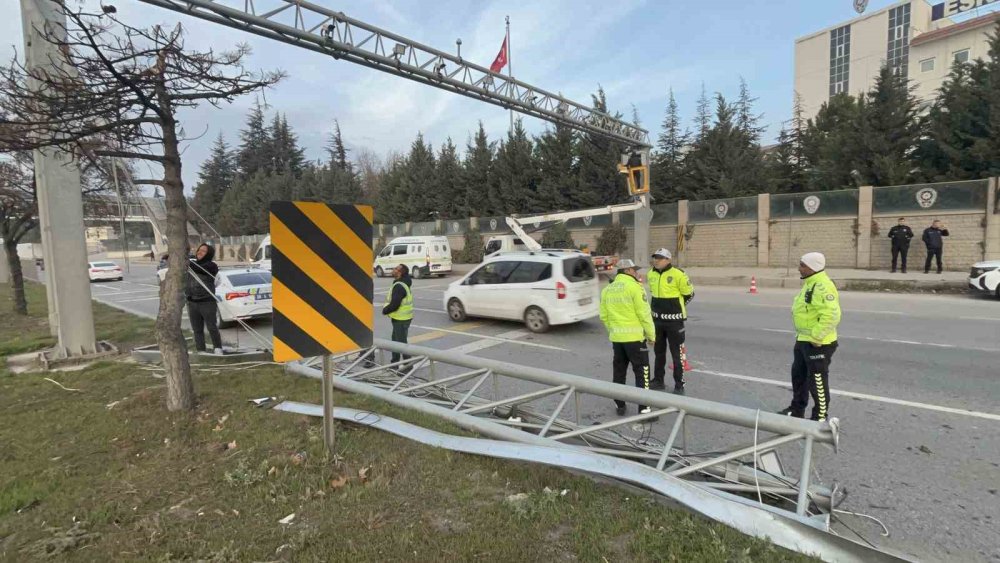 Damperi Açık Tır Pts Direğini Devirdi, Facia Kıl Payı Atlatıldı