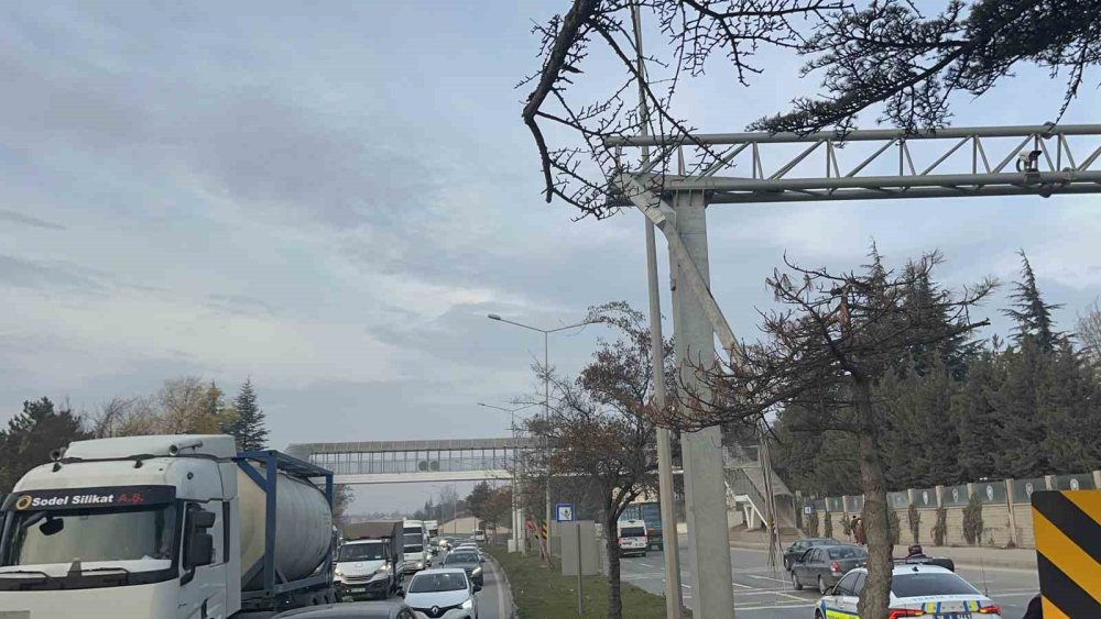 Damperi Açık Tır Pts Direğini Devirdi, Facia Kıl Payı Atlatıldı