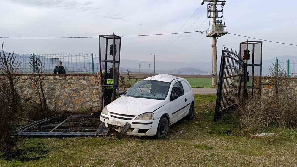 Kaza Sonrası Otomobilde Bayılan Sürücü Donmak Üzereyken Bulundu