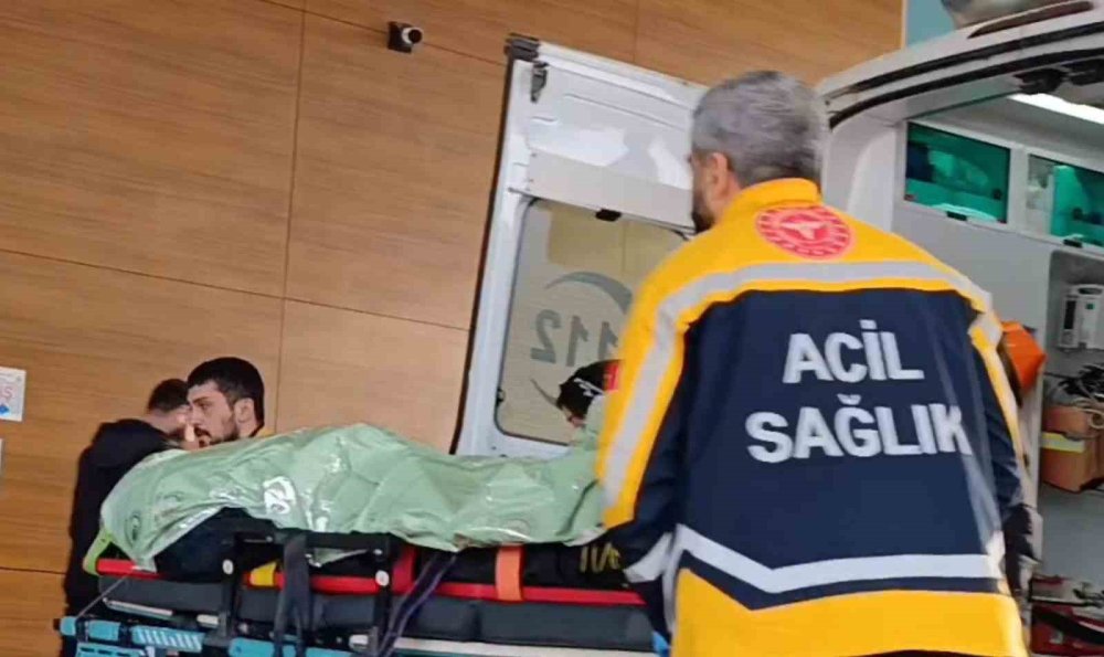 Kaza Sonrası Otomobilde Bayılan Sürücü Donmak Üzereyken Bulundu