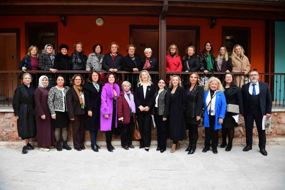 Cumhuriyetin Eğitimci İlk Kadın Milletvekilleri Konuşuldu