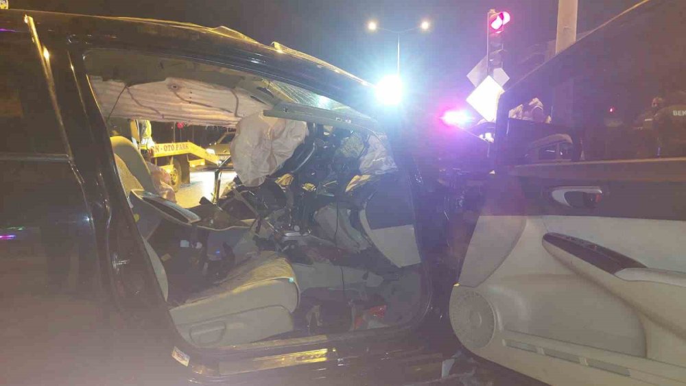 İki Otomobil Çarpıştı: 1 Ölü, 3 Yaralı