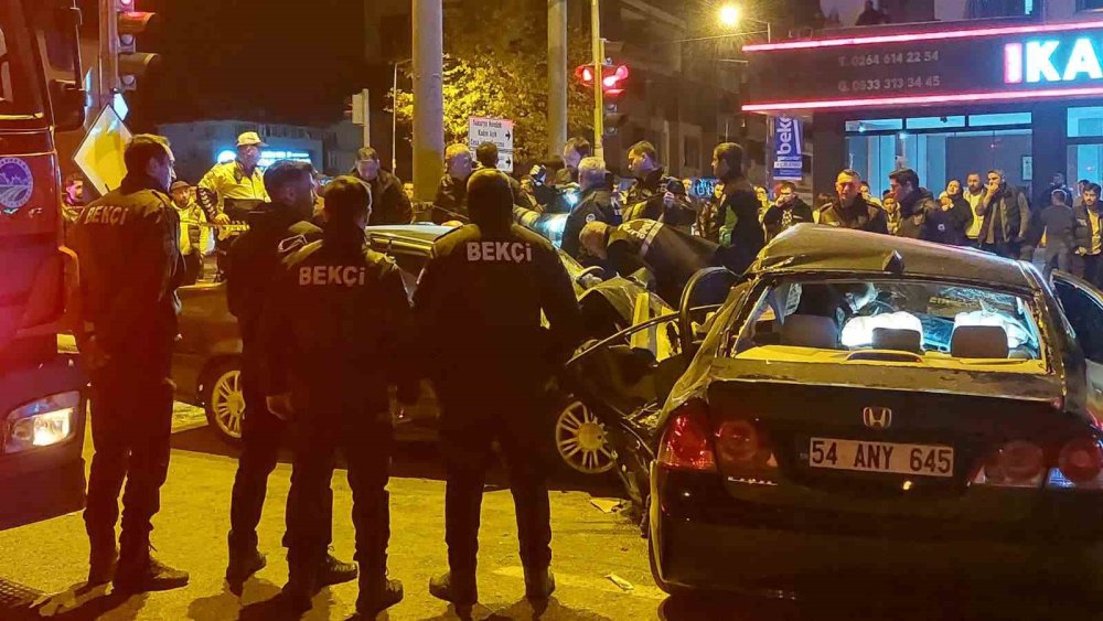 İki Otomobil Çarpıştı: 1 Ölü, 3 Yaralı