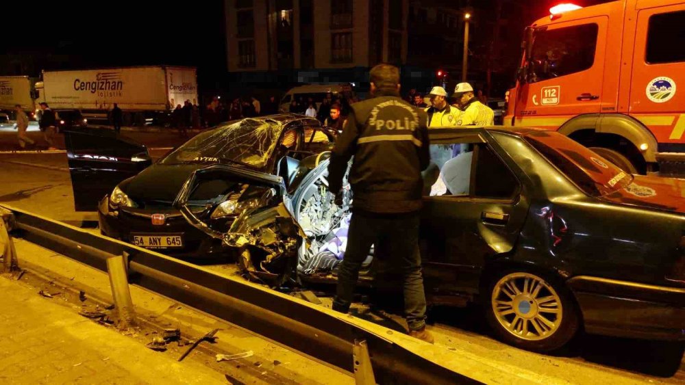 İki Otomobil Çarpıştı: 1 Ölü, 3 Yaralı