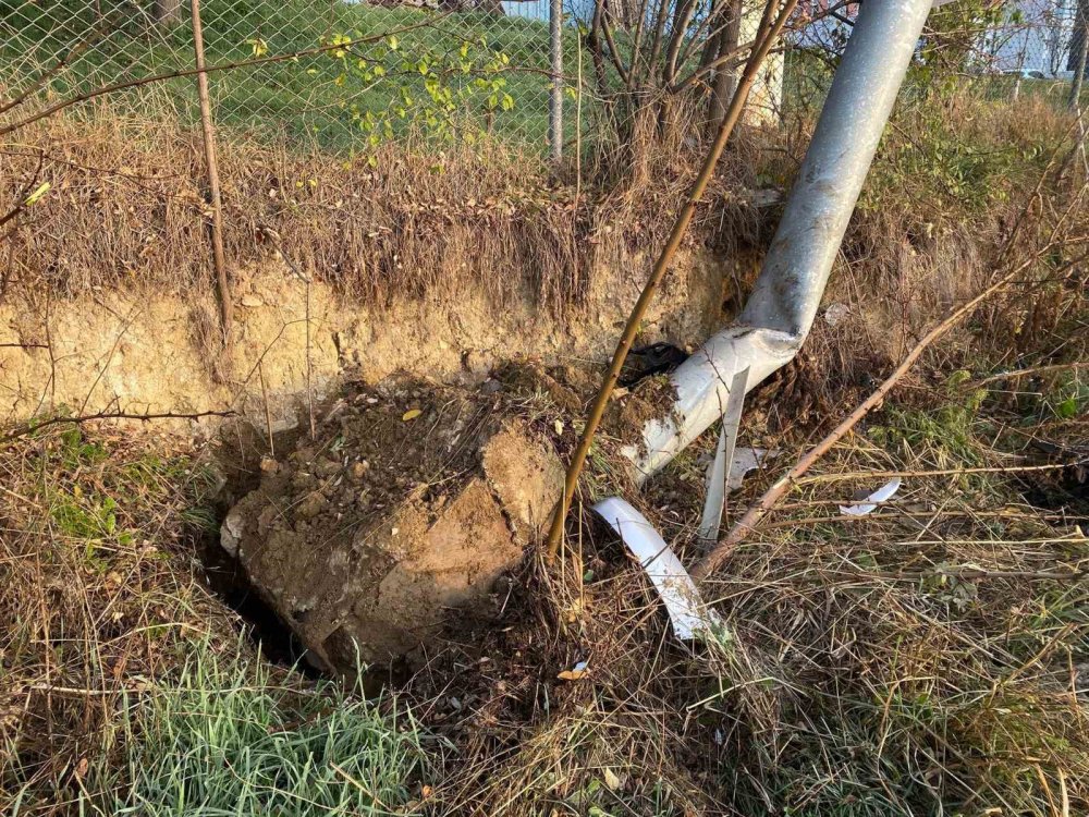 Kontrolden Çıkan Pikap Pts Direğine Çarptı