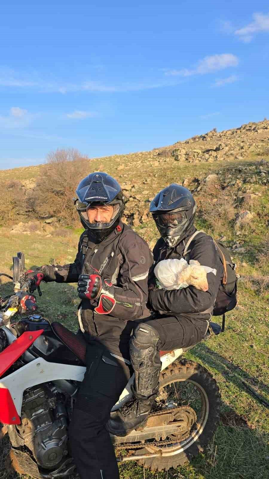 Buldukları Yeni Doğmuş Kuzuyu 3 Kilometre Ötedeki Annesi İle Kavuşturdular