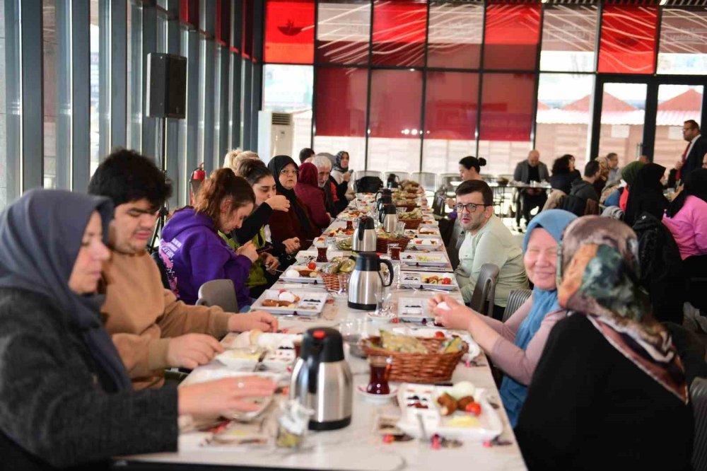 Engelli Bireyler Ve Aileleri Kahvaltıda Buluştu