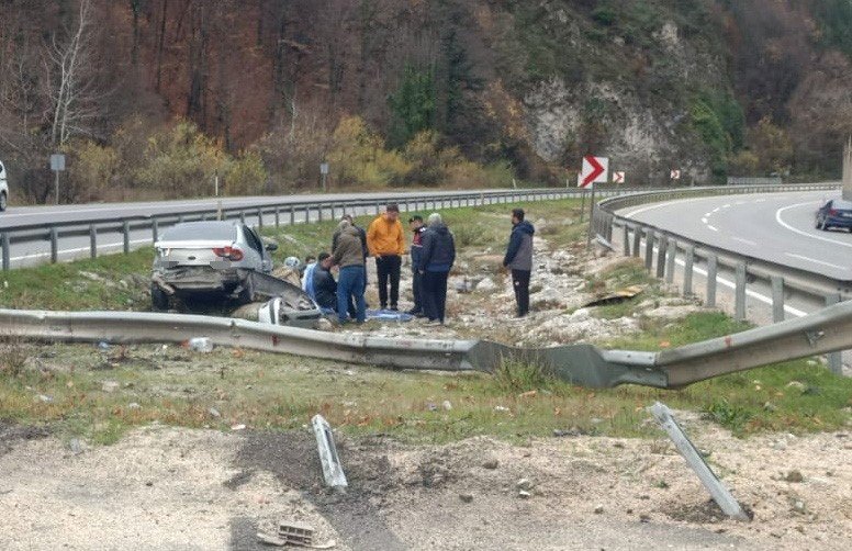 Kontrolden Çıkan Otomobil Bariyerlere Çarpıp Refüje Girdi