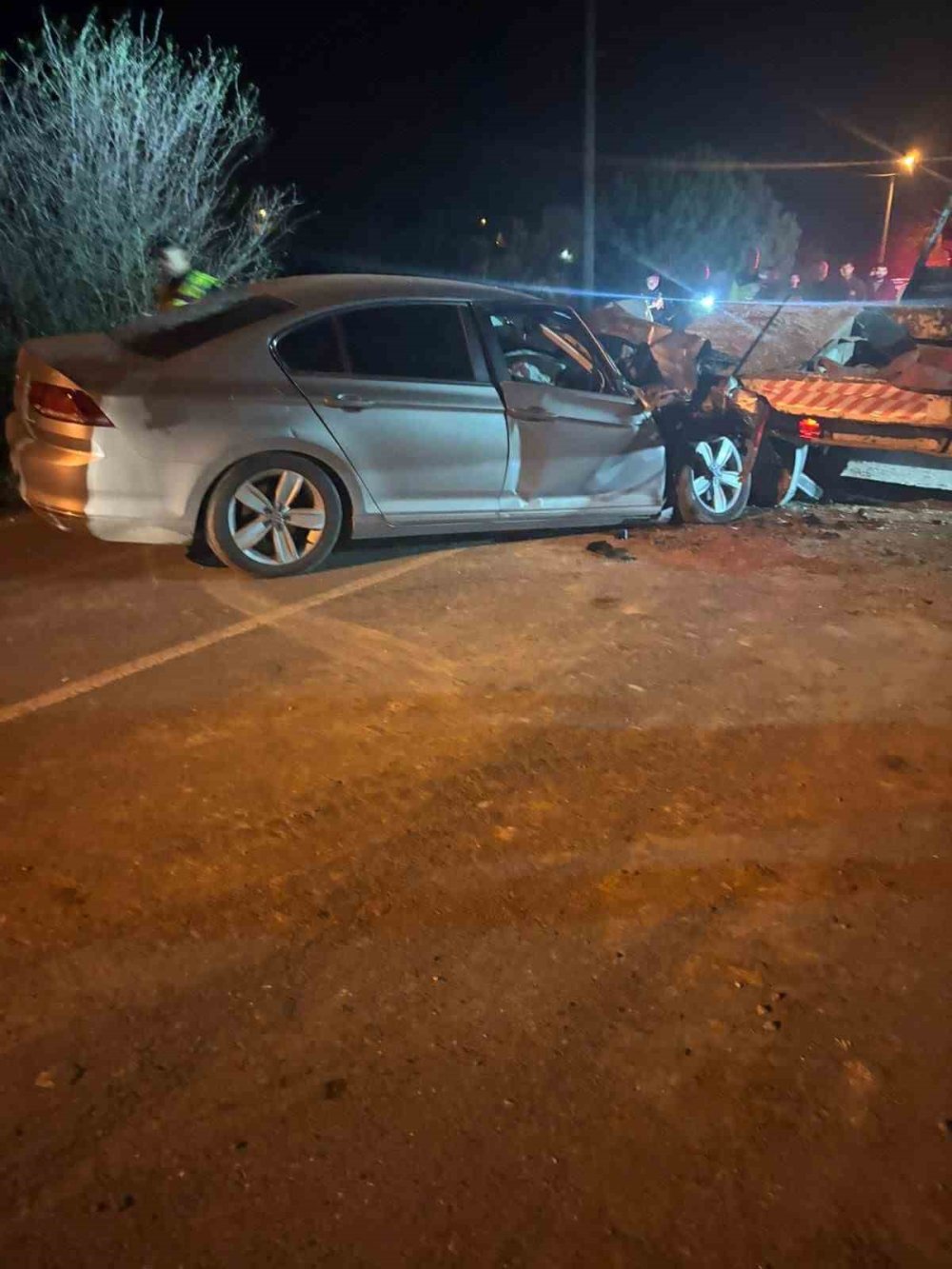 Otomobil Çekiciye Çarptı