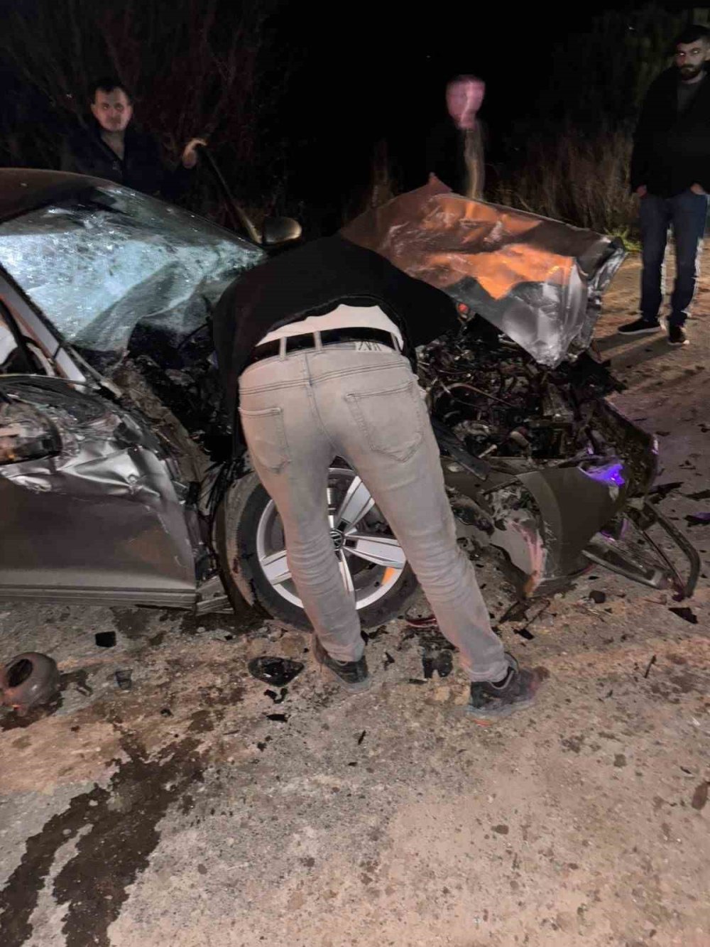 Otomobil Çekiciye Çarptı