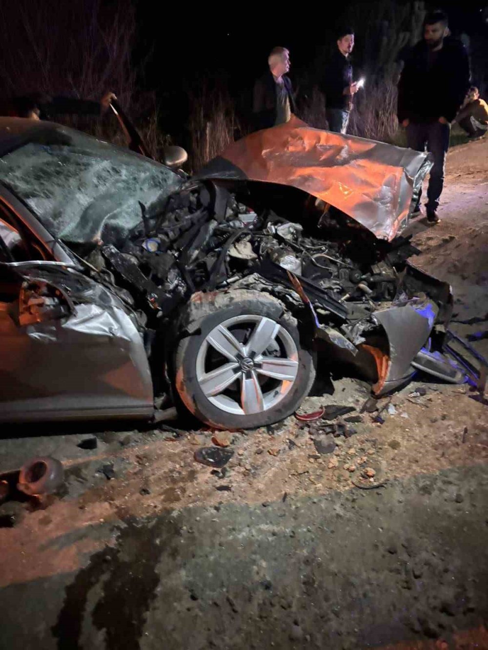 Otomobil Çekiciye Çarptı