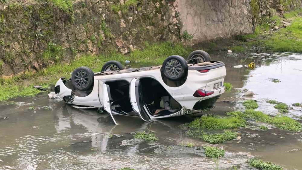 Otomobil Dere Yatağına Uçtu: 3 Yaralı
