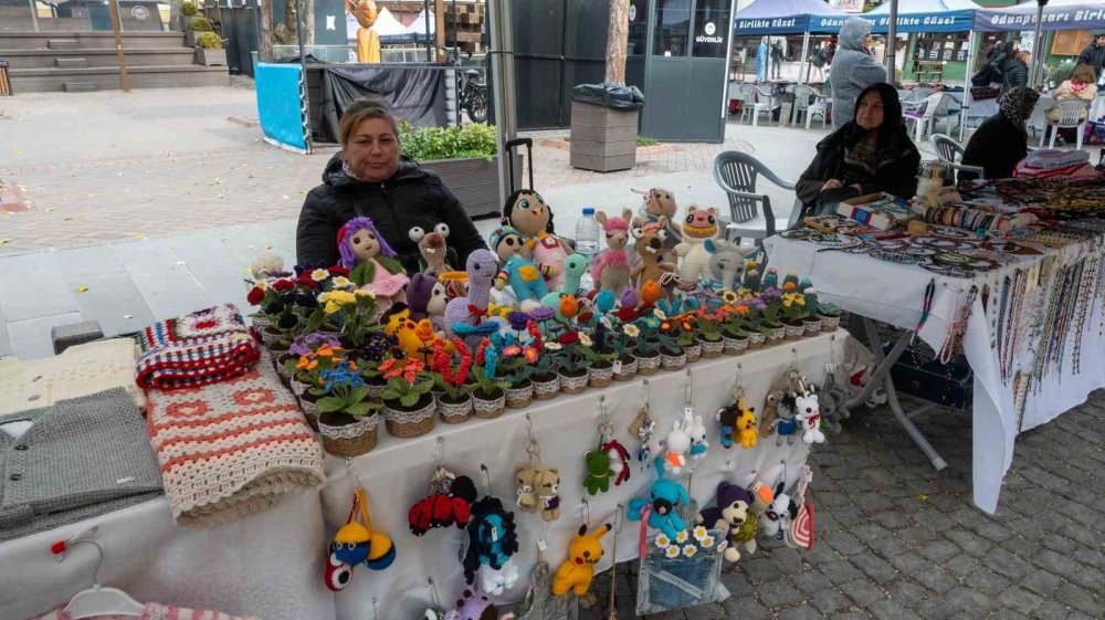 Soğuk Havayı Çiçekleriyle Isıtıyor