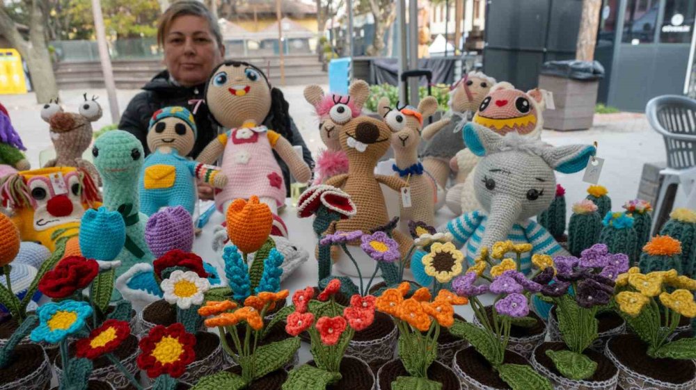 Soğuk Havayı Çiçekleriyle Isıtıyor