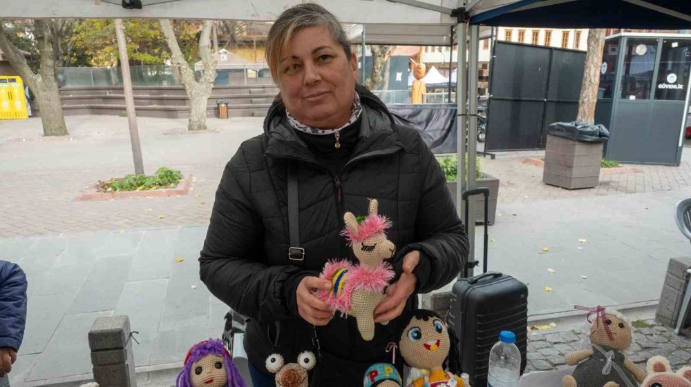 Soğuk Havayı Çiçekleriyle Isıtıyor