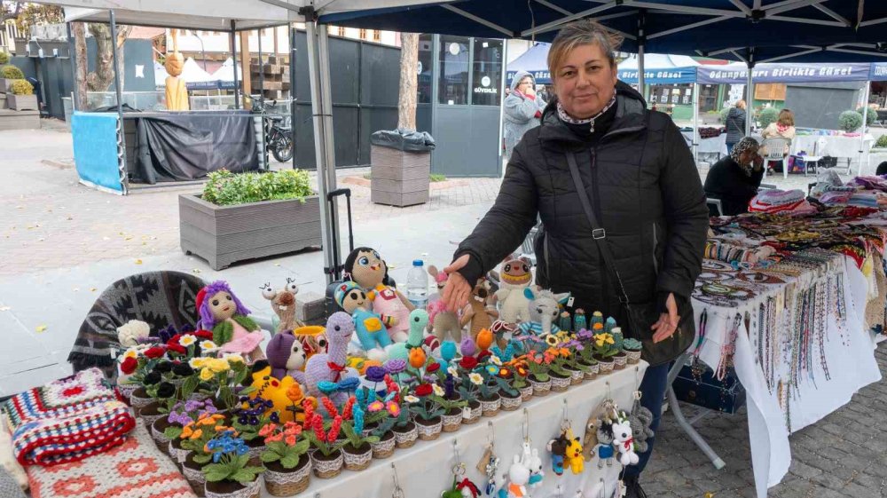 Soğuk Havayı Çiçekleriyle Isıtıyor