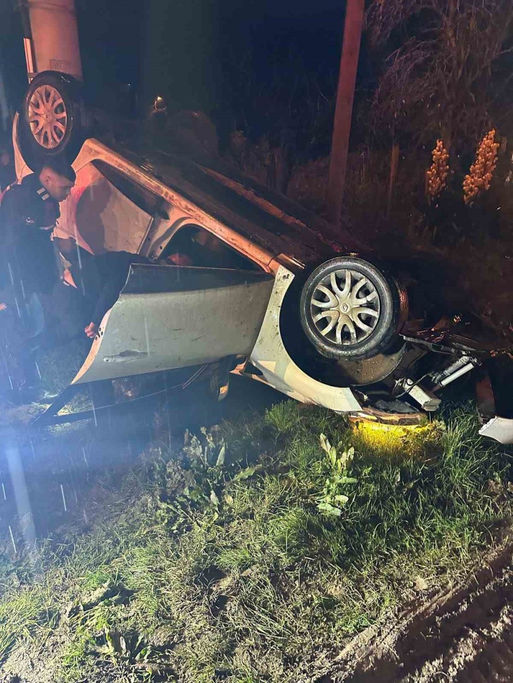 Takla Atan Otomobilde Sıkışan Sürücü Yaralandı