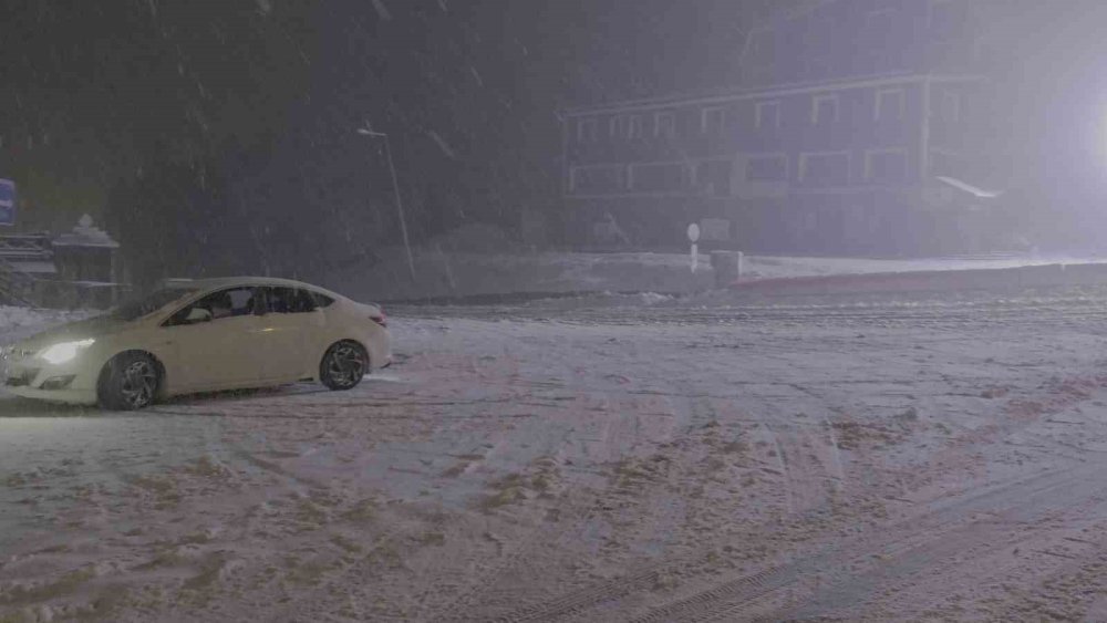 Ekipler Yolların Kapanmaması İçin Aralıksız Çalışıyor