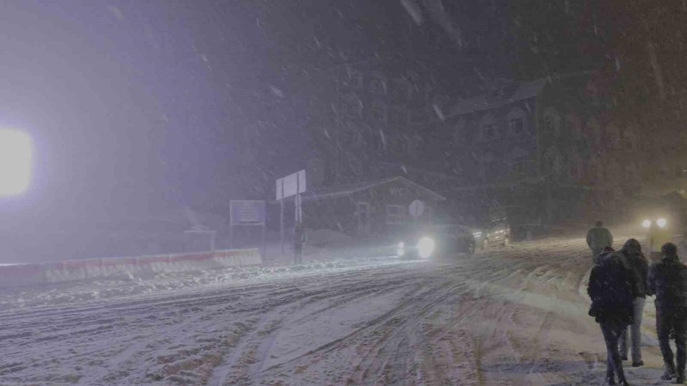 Ekipler Yolların Kapanmaması İçin Aralıksız Çalışıyor