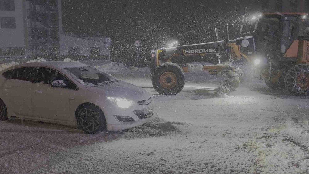 Ekipler Yolların Kapanmaması İçin Aralıksız Çalışıyor
