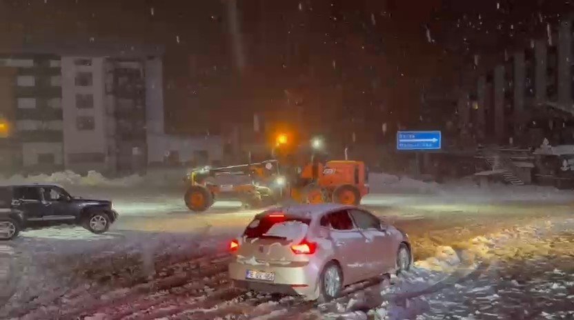 Ekipler Yolların Kapanmaması İçin Aralıksız Çalışıyor